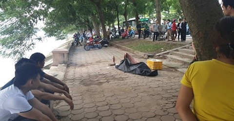 Phat hien thi the nam thanh nien noi tren ho Linh Dam