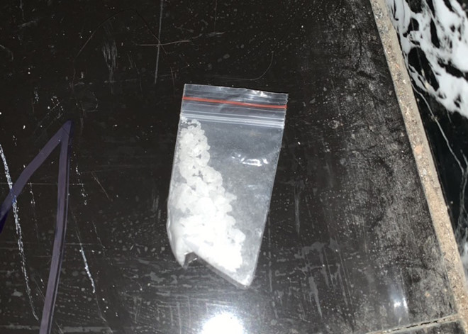 Đoàn kiểm tra đã phát hiện tại 3 bàn VIP có 3 gói nylon chứa ma túy. Riêng tại bàn VIP 39, cảnh sát phát hiện Nguyễn Thị Ngọc Nhẫn (45 tuổi, ngụ quận Thủ Đức) cất giấu viên nén màu hồng nghi là thuốc lắc. Sau đó, đoàn kiểm tra đã đưa 85 người có biểu hiện nghi vấn được cảnh sát đưa về trụ sở làm việc. (Ảnh: Zing)