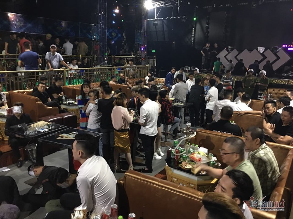  2. Đột kích quán bar ở Sài Gòn phát hiện nhiều ma túy, rượu lạ: Ngày 17/10, lực lượng phòng Cảnh sát hình sự - Công an TP HCM phối hợp cùng đoàn 1 kiểm tra liên ngành Văn hoá - Xã hội, công an quận 10 đã ập vào kiểm tra quán bar Playhouse (nằm trên đường Đồng Nai) và mời 200 người nghi vấn là dân chơi ma túy hay liên quan đến các hoạt động phạm pháp hình sự về trụ sở Công an để làm rõ. Ngoài ra, cơ quan công an còn tìm thấy nhiều ma túy và rượu, nghi vấn là rượi giả. Rượu được nhân viên quán cho vào thùng lớn và bán cho khách. (Ảnh: CAND)