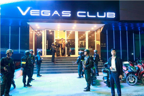  8. Đột kích quán bar Vegas ở Huế phát hiện 100 người dương tính với ma túy: Ngày 26/1, các lực lượng nghiệp vụ của Công an tỉnh Thừa Thiên - Huế chủ động phối hợp Cục nghiệp vụ, Tiểu đoàn Cảnh sát đặc nhiệm số 3 (Bộ Công an) ập vào quán bar Vegas (số 81 đường Bà Triệu, phường Xuân Phú, TP Huế). (Ảnh: Infonet)