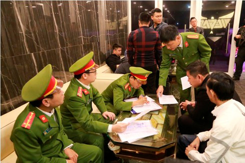 Sau đó, lực lượng chức năng đã bắt giữ Trần Văn Vinh (SN 1999, trú phường Phú Cát, TP.Huế), Trần Văn Nam (SN 1999, trú phường Phú Bình, TP.Huế) và Dương Thị Hương (SN 1989, trú xã Quảng Thành, huyện Quảng Điền, tỉnh Thừa Thiên – Huế) và thu giữ số lượng ma túy tổng hợp từ 3 đối tượng. (Ảnh: Infonet)