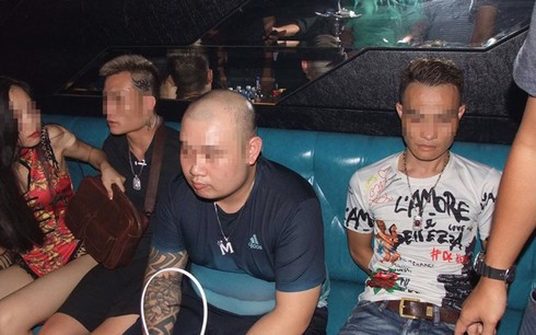  6. Hà Nội: Đột kích quán bar thu giữ súng đạn và ma túy: Ngày 15/8, Phòng Cảnh sát điều tra tội phạm về ma túy phối hợp Công an quận Hoàn Kiếm, Hà Nội, lực lượng Cảnh sát cơ động tổ chức kiểm tra quán Hey Club tại 57 Cửa Nam, quận Hoàn Kiếm, Hà Nội bắt quả tang 2 đối tượng là Nguyễn Đăng Sơn (SN 1994, trú tại Liên Phương, Thường Tín, Hà Nội), Nguyễn Thu Trang (SN 1998, trú tại Minh Tân, Hưng Hà, Thái Bình) về hành vi tàng trữ trái phép chất ma túy, thu giữ trong người Sơn 1,891 gam MDMA, thu giữ trong người Trang 0,156 gam MDMA. (Ảnh: VOV)