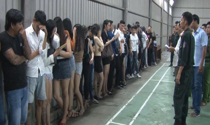  3. Đột kích quán bar Paradise Club ở Kiên Giang phát hiện 31 người dương tính ma túy: Ngày 12/10, các lực lượng nghiệp vụ công an tỉnh Kiên Giang tổ chức kiểm tra quán bar Paradise Club, (ở TP. Rạch Giá) phát hiện nhiều đối tượng tàng trữ, dương tính với ma túy. Sau khi đưa về trụ sở 98 nam, nữ thanh niên kiểm tra nồng độ ma túy đã phát hiện 31 người dương tính với ma túy. Ngoài ra, cơ quan chức năng đã tạm giữ 66 chai rượu và 24 thùng bia ngoại chưa chứng minh được nguồn gốc xuất xứ . (Ảnh: VOV)