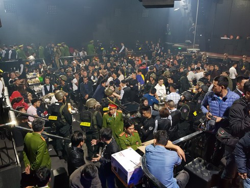 Tại thời điểm lực lượng công an ập vào quán bar Vegas có khoảng 280 khách và nhân viên. Sau đó, đại diện quản lý chỉ xuất trình bản sao Giấy chứng nhận kinh doanh, Giấy chứng nhận thẩm duyệt thiết kế PCCC, còn số nhân viên chưa xuất trình được hợp đồng lao động. Đồng thời, phát hiện 18 điểm có chất ma túy và thu giữ trên 80 viên ma túy tổng hợp, 7 gói ma túy hạng “hàng khay”. (Ảnh: Infonet)