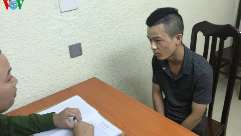  8. Phát hiện nhiều người sử dụng ma túy trong quán bar Fame ở Hà Nội: Ngày 21/4, lực lượng trinh sát mật phục thuộc công an quận Hoàn Kiếm (Hà Nội) đã bắt quả tang đối tượng Phạm Hoàng Hải (SN 1985, trú tại phường Phúc Tân, quận Hoàn Kiếm, Hà Nội) có hành vi sử dụng ma túy tại quán bar Fame (số 25 Ngô Văn Sở, Hà Nội). Lực lượng chức năng thu giữ 0,179 g ketamin, 0,631 g thuốc lắc. (Ảnh: VOV)