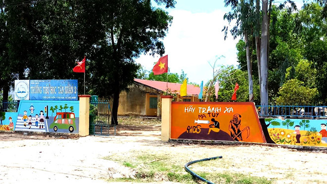  4. Thầy giáo dâm ô với nhiều học sinh tiểu học trong tiết dạy: Ngày 12/4, phụ huynh học sinh có tố cáo đến trường Tiểu học Tân Xuân 2 (xã Tân Xuân,huyện Hàm Tân, tỉnh Bình Thuận) việc thầy Lê Minh Hải (29 tuổi, giáo viên dạy vẽ, nhạc các lớp 1,2,3 tại trường) có hành vi dâm ô đối với con của mình. Sau khi làm việc với Ban giám hiệu, thầy Hải thừa nhận có hành vi sờ vào vùng kín của 5 nữ sinh trong khi dạy học, trong đó có 2 em bị thầy thực hiện nhiều lần. Tại cơ quan điều tra, Hải thừa nhận toàn bộ hành vi của mình và khai còn dâm ô đối với một số em học sinh khác. Sau đó, 4 học sinh đã được đi trưng cầu giám định pháp y. (Ảnh: Zing)