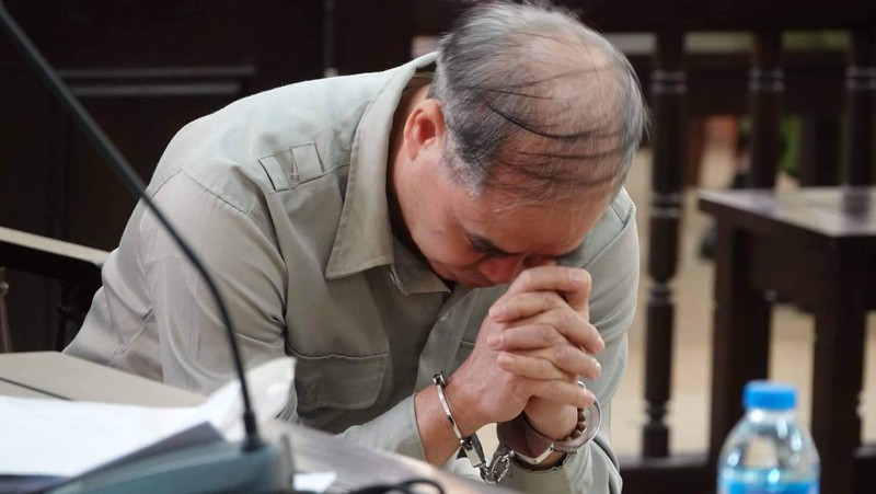 Tại phòng làm việc, ông My đã yêu cầu các em học sinh nằm lên giường ngủ, cởi hết quần áo rồi dùng tay sàm sỡ, xâm hại các nam sinh, đồng thời yêu cầu các nam sinh có hành động ngược lại để thỏa mãn dục vọng cho mình. Mỗi lần như vậy, bị can này lại cho nạn nhân bánh kẹo hoặc tiền từ 20.000 đồng đến 50.000 đồng. Điều đáng nói, trong số những em học sinh bị ông My dâm ô có em nhỏ tuổi nhất sinh năm 2005. (Ảnh: Hải Ninh)