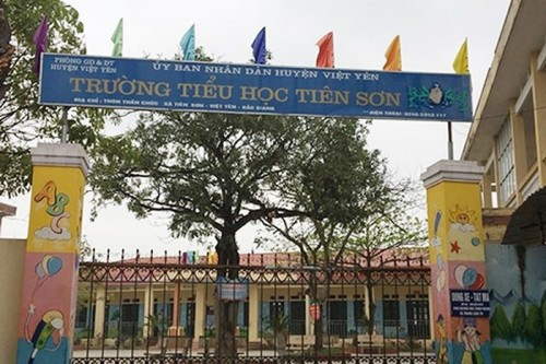  5. Thầy giao tiểu học dâm ô nhiều học sinh lớp 5: Ngày 1/3, sau khi uống rượu xong, thầy Dương Trọng M. (giáo chủ nhiệm lớp 5 Trường Tiểu học Tiên Sơn, Việt Yên, tỉnh Bắc Giang)tham gia phụ đạo ngoài giờ cho học sinh và có những hành động: véo mũi, véo tai, vỗ vai, vỗ mông học sinh. Sau đó, phụ huynh học sinh lớp 5A rằng thầy M. đã có hành vi xâm hại tình dục với hàng loạt cháu bé của lớp. Sự việc sau đó đã được phản ánh đến cơ quan chức năng địa phương. Đến, 4/3, Giám đốc Sở GD&amp;ĐT Bắc Giang có văn bản yêu cầu Trường tiểu học Tiên Sơn, huyện Việt Yên đình chỉ thầy giáo bị “tố” dâm ô 13 nữ sinh lớp 5.