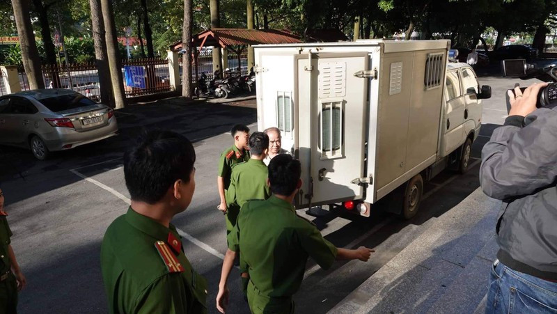 Ngày 29/10, TAND tỉnh Phú Thọ đã tuyên phạt bị cáo Đinh Bằng My 3 năm 6 tháng tù đối với tội danh “Dâm ô đối với người dưới 16 tuổi”, 4 năm 6 tháng tù đối với tội “Thực hiện hành vi quan hệ tình dục khác với người từ đủ 13 tuổi đến dưới 16 tuổi” với tổng hình phạt là 8 năm tù giam. Ngoài ra, tòa cũng buộc bị cáo phải bồi thường cho các bị hại với số tiền từ 17 đến 20 triệu đồng/người. (Ảnh: Hải Ninh)