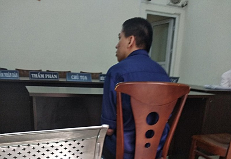  4. Sát hại đồng nghiệp vì chuyện tắt đèn hành lang: Võ Văn Tấn (17 tuổi, quê Bạc Liêu) và Trần Văn Hiếu (19 tuổi), Hồ Trọng Lĩnh (28 tuổi), Lê Minh Nhựt (30 tuổi) là nhân viên quán ốc Sumo (quận 9, TP.HCM). Ngày 5/4, sau khi uống bia về, Tấn cùng Hiếu ngủ lại phòng dành cho nhân viên tại quán. Do đèn hành lang chiếu vào khó ngủ nên Tấn nói Hiếu tắt đèn. Lĩnh cùng Nhựt cũng vừa đi nhậu về đang đứng trước hành lang nói chuyện xảy ra to tiếng và xô xát với Hiếu. Tấn chạy ra bênh vực Hiếu, dùng dao tấn công Lĩnh. Nhựt can ngăn thì bị Tấn đâm tử vong. Tấn sau đó đã ra cơ quan công an đầu thú. Lĩnh từ chối giám định và không yêu cầu xử lý hình sự, bồi thường. Đến ngày 22/10, TAND TP HCM xử sơ thẩm, tuyên phạt Tấn 16 năm tù về tội giết người. (Ảnh: Plo)