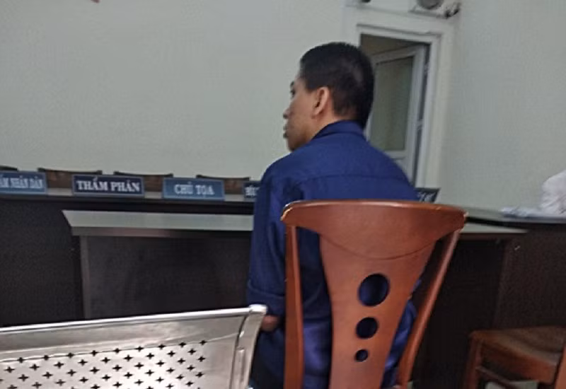  4. Sát hại đồng nghiệp vì chuyện tắt đèn hành lang: Võ Văn Tấn (17 tuổi, quê Bạc Liêu) và Trần Văn Hiếu (19 tuổi), Hồ Trọng Lĩnh (28 tuổi), Lê Minh Nhựt (30 tuổi) là nhân viên quán ốc Sumo (quận 9, TP.HCM). Ngày 5/4, sau khi uống bia về, Tấn cùng Hiếu ngủ lại phòng dành cho nhân viên tại quán. Do đèn hành lang chiếu vào khó ngủ nên Tấn nói Hiếu tắt đèn. Lĩnh cùng Nhựt cũng vừa đi nhậu về đang đứng trước hành lang nói chuyện xảy ra to tiếng và xô xát với Hiếu. Tấn chạy ra bênh vực Hiếu, dùng dao tấn công Lĩnh. Nhựt can ngăn thì bị Tấn đâm tử vong. Tấn sau đó đã ra cơ quan công an đầu thú. Lĩnh từ chối giám định và không yêu cầu xử lý hình sự, bồi thường. Đến ngày 22/10, TAND TP HCM xử sơ thẩm, tuyên phạt Tấn 16 năm tù về tội giết người. (Ảnh: Plo)