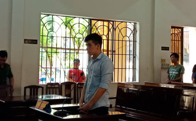  6. Sát hại đồng nghiệp cũ làm cùng quán karaoke: Nguyễn Phạm Long Dân (22 tuổi, ngụ phường Thống Nhất, TP.Biên Hòa) và Lê Văn Tuấn thường xuyên xảy ra xung đột khi làm chung tại quán karaoke Kim Hoàng Kim sau đó cả hai nghỉ việc. Đến ngày 9/12/2018, Dân đi giao hàng đã gặp Tuấn lúc đó đang đến quán karaoke hát và 2 người đã xả ra xô sát tuy nhiên được can ngăn. Đến 21h30 cùng ngày (9/12/2018), cả hai gặp nhau ở quán tiếp tục lời qua tiếng lại rồi lao vào đánh nhau. Khi bị Tuấn đấm vào mặt, Dân liền rút dao đâm Tuấn dẫn đến tử vong. Đến ngày 10/12/2018, Dân đến công an đầu thú và khai nhận hành vi phạm tội. Ngày 18/6/2019, Tòa án nhân dân tỉnh Đồng Nai, mở phiên tòa xét xử sơ thẩm hình sự và tuyên bị cáo Nguyễn Phạm Long Dân (22 tuổi, ngụ phường Thống Nhất, TP.Biên Hòa) 17 năm tù giam tội giết người. (Ảnh: Gia đình và Xã hội)