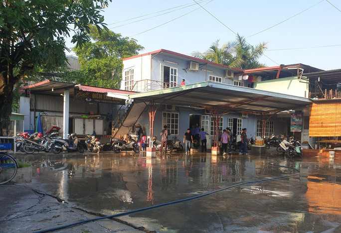  2. Hải Phòng: Nam thanh niên sát hại đồng nghiệp rồi tự sát: Ngày 15/8, Hoàng (SN 1995) và Cường (SN 2004) đều là nhân viên nhà hàng Vũ Lập (số 7 đường Ngô Quyền) xảy ra mâu thuẫn. Trong lúc cãi vã, Hoàng đã dùng dao đâm Cường làm nạn nhân gục tại chỗ. Sau đó, Hoàng bỏ trốn khỏi hiện trường và đến sáng nay, hung thủ mới được phát hiện tại một căn nhà trong ngõ 18, đường Ngô Quyền trong tình trạng đã tử vong, trên cổ tay có vết cắt sâu dẫn đến mất máu. (Ảnh: Nld)