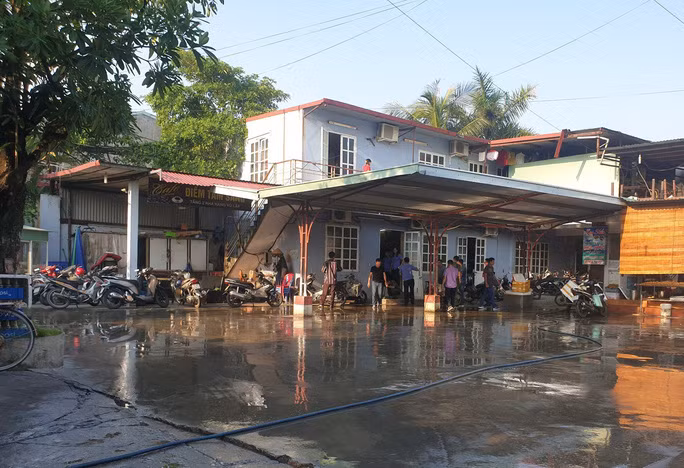  2. Hải Phòng: Nam thanh niên sát hại đồng nghiệp rồi tự sát: Ngày 15/8, Hoàng (SN 1995) và Cường (SN 2004) đều là nhân viên nhà hàng Vũ Lập (số 7 đường Ngô Quyền) xảy ra mâu thuẫn. Trong lúc cãi vã, Hoàng đã dùng dao đâm Cường làm nạn nhân gục tại chỗ. Sau đó, Hoàng bỏ trốn khỏi hiện trường và đến sáng nay, hung thủ mới được phát hiện tại một căn nhà trong ngõ 18, đường Ngô Quyền trong tình trạng đã tử vong, trên cổ tay có vết cắt sâu dẫn đến mất máu. (Ảnh: Nld)