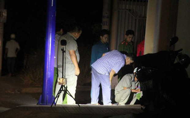 Gây án xong, Đoàn lấy xe máy chạy lên khu vực vườn cao su dùng sao tự đâm vào cổ và bụng với ý định tự tử nhưng bất thành. Rạng sáng 29/7, người dân phát hiện Đoàn nằm thoi thóp với thương tích trên người nên đã báo công an và đưa đi cấp cứu. Đoàn khai nhận do mâu thuẫn cuộc nhậu nên Đoàn dùng búa đánh chết đồng nghiệp rồi tự tử bất thành. (Ảnh: Nhịp Sống Việt)