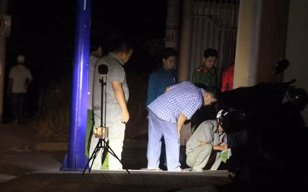 Gây án xong, Đoàn lấy xe máy chạy lên khu vực vườn cao su dùng sao tự đâm vào cổ và bụng với ý định tự tử nhưng bất thành. Rạng sáng 29/7, người dân phát hiện Đoàn nằm thoi thóp với thương tích trên người nên đã báo công an và đưa đi cấp cứu. Đoàn khai nhận do mâu thuẫn cuộc nhậu nên Đoàn dùng búa đánh chết đồng nghiệp rồi tự tử bất thành. (Ảnh: Nhịp Sống Việt)