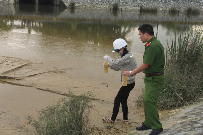 Dan bang hoang phat hien nha may nuoc xa bun thai ra ho dieu hoa-Hinh-2