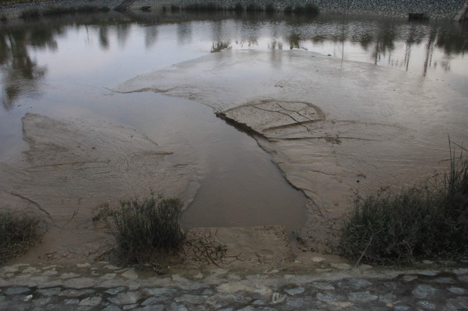 Dan bang hoang phat hien nha may nuoc xa bun thai ra ho dieu hoa