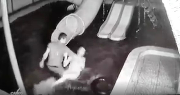  3. Nghi ngoại tình chồng dìm đầu vợ xuống hồ bơi: Tối 13/9, do nghi ngờ vợ là chị Trần Thị Tuyết M. (SN 1988) có quan hệ với người khác nên Phạm Chí Linh (SN 1986, trú tại huyện Tân Châu, tỉnh Tây Ninh) đã đẩy vợ xuống hồ bơi gia đình, sau đó bóp cổ, quăng quật, dìm vợ xuống nước. (Ảnh: Nld)