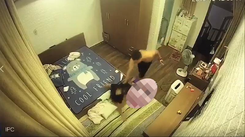 Vụ việc xảy ra vào ngày 12/10, anh T. đã có hành động đánh đập, chửi bới đối với D khiến chị bị thương vào người và mặt. Ngay sau khi sự việc xảy ra, gia đình chị D đã trình báo Công an phường Lương Khánh Thiện. Được biết, anh T. và chị D. sống chung với nhau như vợ chồng và có một con nhỏ, nhưng chưa đăng ký kết hôn. (Ảnh: Hải Ninh)