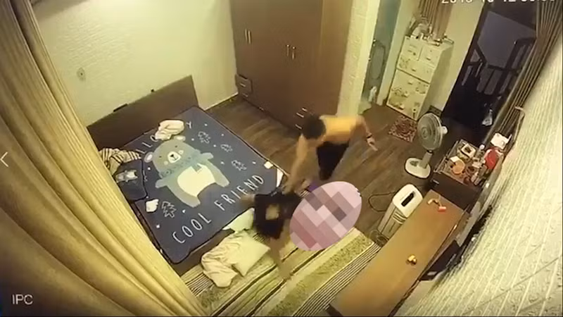 Vụ việc xảy ra vào ngày 12/10, anh T. đã có hành động đánh đập, chửi bới đối với D khiến chị bị thương vào người và mặt. Ngay sau khi sự việc xảy ra, gia đình chị D đã trình báo Công an phường Lương Khánh Thiện. Được biết, anh T. và chị D. sống chung với nhau như vợ chồng và có một con nhỏ, nhưng chưa đăng ký kết hôn. (Ảnh: Hải Ninh)