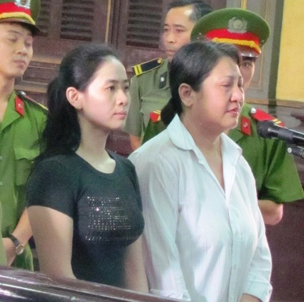  Cựu hoa khôi vũ trường bị bắt về tội mua bán chất ma túy: Tháng 8/2010, công an đã bắt Lê Thị Thu Thảo (36 tuổi, quê tỉnh Bến Tre) khi đang nhận 10.000 viên thuốc lắc gửi từ Campuchia. Sau đó, TAND TP HCM đưa vụ án ra xét xử và tuyên phạt Thảo án tử hình về tội “Mua bán trái phép chất ma túy”. Người đẹp này kháng cáo xin giảm án hình phạt nhưng không được chấp nhận. (Ảnh: Saostar)