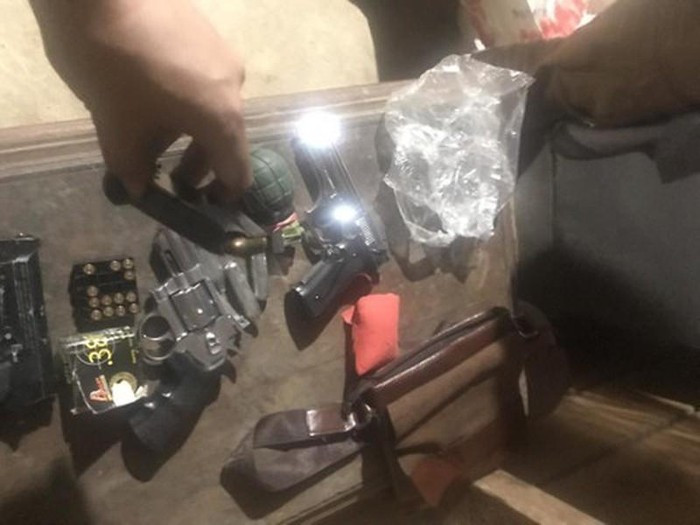 Ngoài ra, sau khi bị bắt giữ, Long đã khai nhận, tại cơ sở làm ăn là tiệm cầm đồ ở Hà Tĩnh, đối tượng này có cất giữ 2 khẩu súng, 1 quả lựa đạn… và đã được công an thu giữ. (Ảnh: Pháp Luật Net)