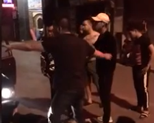 Không dừng lại ở đó, chiếc xe ô tô này tiếp tục tông hàng loạt người uống cà phê và mua xôi gần đó.