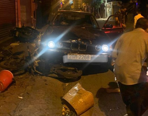 Theo người dân, lúc xảy ra tai nạn khi phát ra tiếng động mạnh, ra xem thì thấy một người phụ nữ nằm dưới gầm xe. Ngoài ra, còn có 4 người khác bị thương nằm la liệt trên đường. Các nạn nhân sau đó được đưa đi cấp cứu.