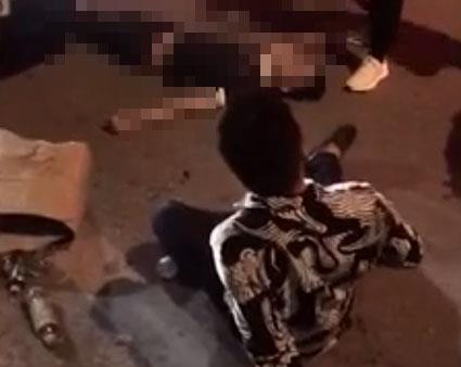 Đặc biệt, có một nam thanh niên nằm bất động ở giữa đường.