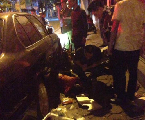 Theo đó, vụ tai nạn xảy ra vào khoảng 1h sáng 30/10, một chiếc ô tô BMW mang BKS: 29M - 22XX đang lưu thông trên đường Mai Hắc Đế (quận Hai Bà Trưng, Hà Nội) hướng đi Trần Khát Chân, khi di chuyển đến trước số nhà 94 Mai Hắc Đế đã tông vào 2 xe máy.