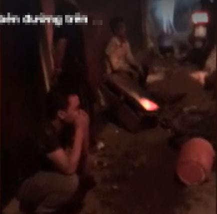 Tại hiện trường vụ tai nạn, có nhiều phương tiện bị biến dạng nằm la liệt trên đường, nhiều mảnh vỡ của ô tô và xe máy. Ngoài ra, còn nhiều người bị thương.