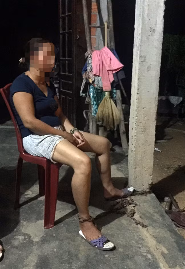 Nguyên nhân bà G. bị chồng đánh, dùng xích trói vào cột nhà do ông chồng đòi tiền đi đánh bạc nhưng bà G. không cho. Sau khi tiếp nhận thông tin, chính quyền huyện Phong Điền phải can thiệp, "giải cứu". Được biết sau sự việc, bà G. cũng đã nộp đơn ly dị ra tòa. Ông Dương bị xử phạt hành chính về hành vi của mình. (Ảnh: Phunuvietnam)