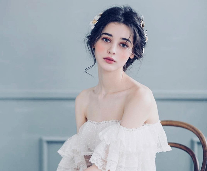 Trong số các phong cách chụp hình, thiếu nữ Ukraine gây ấn tượng nhất khi khoác lên những chiếc váy cưới lộng lẫy, sang trọng. Tuy nhiên, ngoài đời Katya lại thích những trang phục tối màu, giản dị.