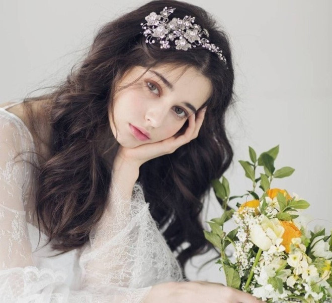 Katya Chertykova (21 tuổi) là mẫu ảnh nổi tiếng ở Ukraine. Nàng thơ 9X từng gây sốt ở Trung Quốc vì sở hữu vẻ đẹp thuần khiết và trong trẻo như búp bê. Không chỉ yêu mến nhan sắc của Katya, nhiều người còn gọi người đẹp 21 tuổi là "cô gái bước ra từ tranh vẽ".