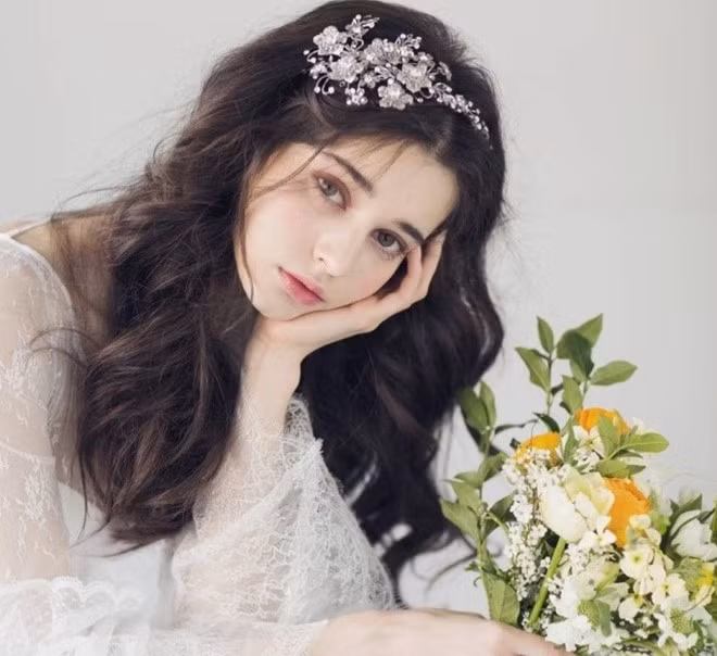 Katya Chertykova (21 tuổi) là mẫu ảnh nổi tiếng ở Ukraine. Nàng thơ 9X từng gây sốt ở Trung Quốc vì sở hữu vẻ đẹp thuần khiết và trong trẻo như búp bê. Không chỉ yêu mến nhan sắc của Katya, nhiều người còn gọi người đẹp 21 tuổi là "cô gái bước ra từ tranh vẽ".