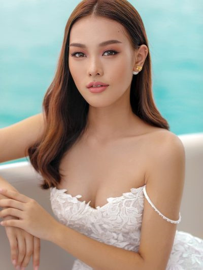 Nàng thơ 10X từng gây chú ý khi xuất hiện show thời trang "She’s A Goddess" của NTK Chung Thanh Phong khi mới 14 tuổi. Năm 16 tuổi, “bông hồng lai” Lenka được chọn làm mẫu ảnh cho bộ sưu tập váy cưới được chụp ở vịnh Hạ Long.