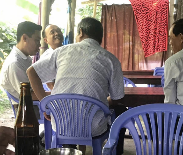 4 can bo o Hau Giang di an nhau trong gio lam viec bi kiem diem