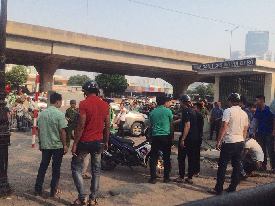 Tại khu vực thực nghiệm hiện trường, có rất đông người tò mò ra xem cơ quan chức năng thực nghiệm lại vụ án.