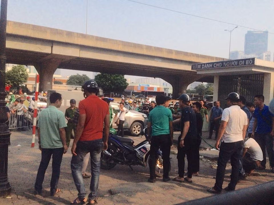 Tại khu vực thực nghiệm hiện trường, có rất đông người tò mò ra xem cơ quan chức năng thực nghiệm lại vụ án.