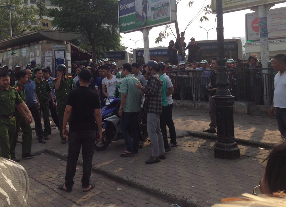 Đến 15h30, kết thúc buổi thực nghiện, các nghi phạm được công an áp giải lên xe chuyên dụng để di chuyển về nơi giam giữ.