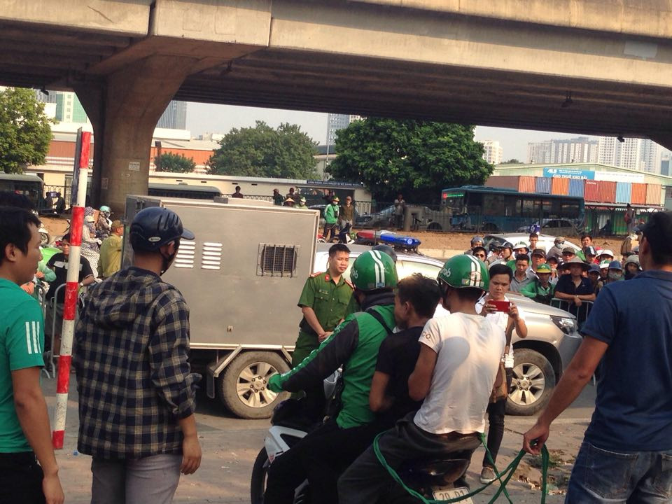 Các đối tượng "diễn" lại cảnh bắt xe và lên xe di chuyển.