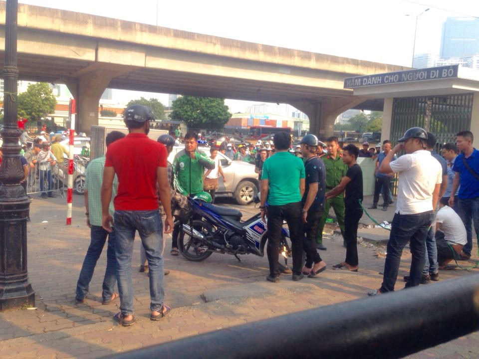 Chiếc xe giống với xe của nạn nhân được đưa đến hiện trường phục vụ công tác thực nghiệm.