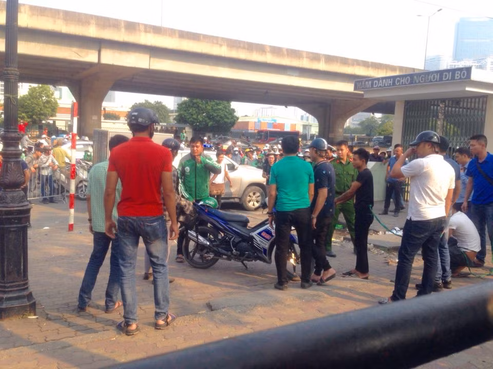 Chiếc xe giống với xe của nạn nhân được đưa đến hiện trường phục vụ công tác thực nghiệm.