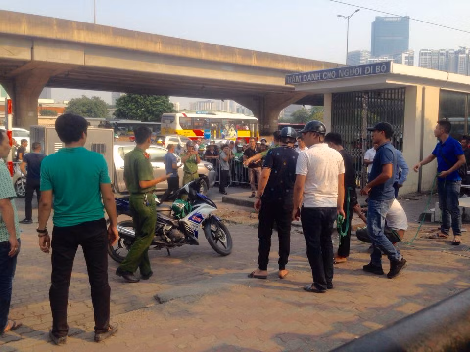 Nghi phạm Đinh Văn Giáp ngồi thực nghiệm lại cảnh ngồi đợi xe tại cổng bến xe.