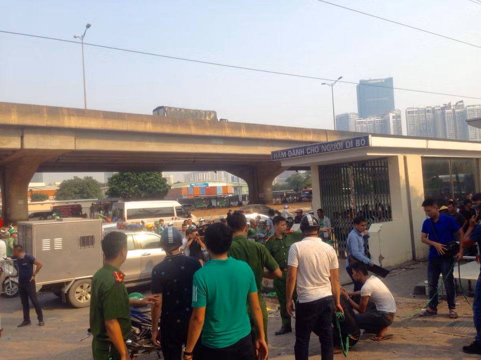 Nghi phạm được lực lượng chức năng chở đến bằng xe thùng đến hiện trường thực nghiệm hiện trường vụ án.