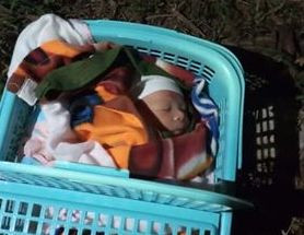 Mẩu giấy bên cạnh bé sơ sinh bị bỏ rơi viết gì? Mau giay ben canh be so sinh bi bo roi viet gi?