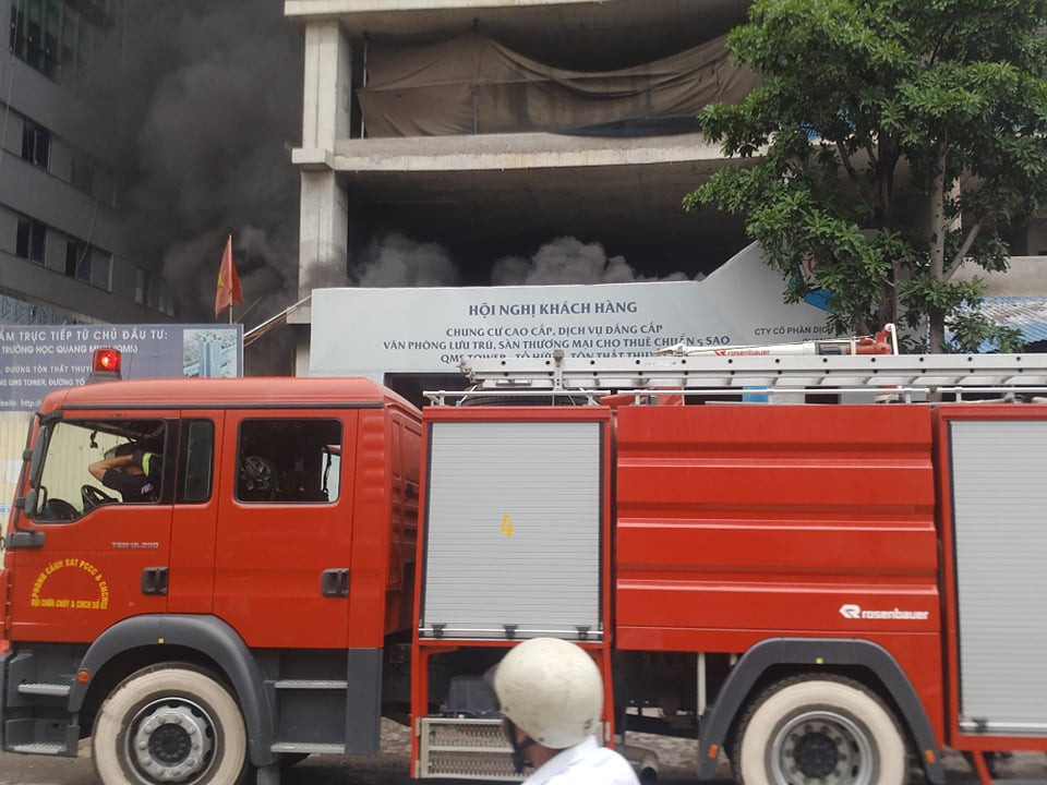 Khoảng 5 phút sau phát hiện vụ cháy, lực lượng PCCC đã điều 2 xe đế hiện trường dập tắt ngọn lửa.
