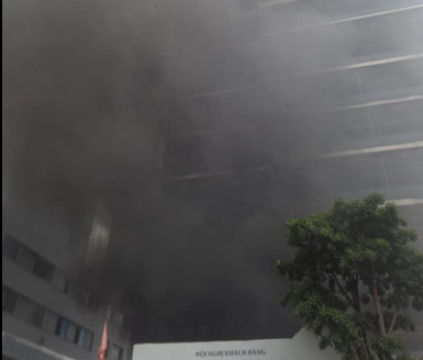 Hiện, nguyên nhân xảy ra đám cháy tại tòa chung cư QMS Tower đang được cơ quan chức năng điều tra, làm rõ. Cháy chung cư Carina: Hàng loạt sai phạm phòng cháy bị công an “điểm mặt”. (Nguồn: VTC14)