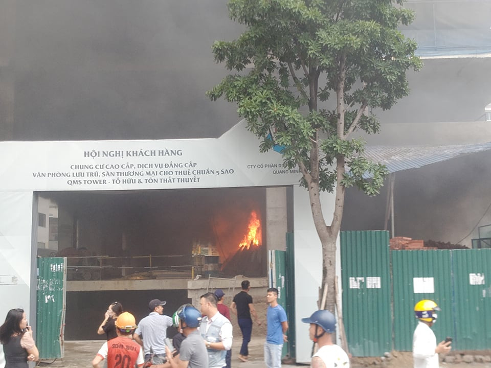 Vụ việc xảy ra khiến nhiều người đi đường hiếu kỳ dừng lại xem.